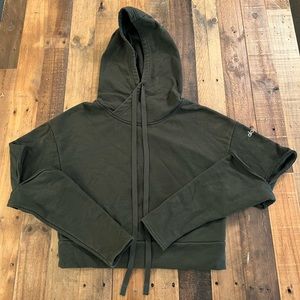 ALO YOGA OLIVE CROP HOODIE SIZE XS ✨💕
